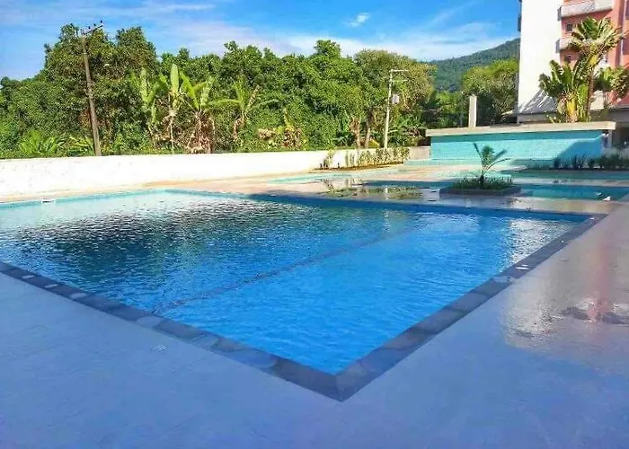 Apto 2 quartos a 350 metros da praia, churrasqueira na varanda, wi-fi, piscina, garagem coberta,telas de proteção, quadra beach tênis Ubatuba