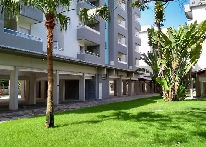 Apto 2 quartos a 350 metros da praia, churrasqueira na varanda, wi-fi, piscina, garagem coberta,telas de proteção, quadra beach tênis Ubatuba